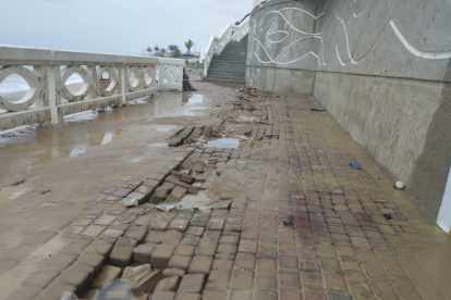 Así quedó parte del malecón en Ballenita, Santa Elena.