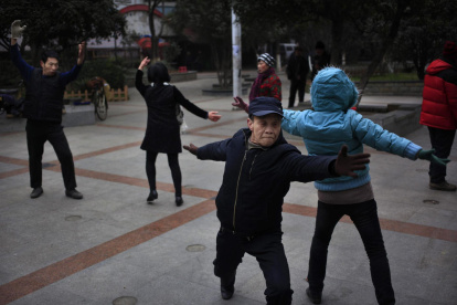Ancianos bailan en un parque en Wuhan (China), en una fotografía de archivo.