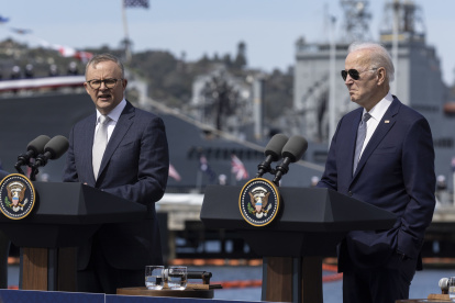 El primer ministro de Australia, Anthony Albanese (i), pronuncia un discurso durante una conferencia de prensa con el presidente Joe Biden (d) y el primer ministro del Reino Unido, Rishi Sunak (no aparece en la foto) en la Base Naval de Point Miramar en San Diego, California.