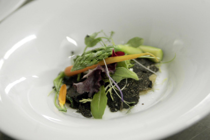 Imagen de archivo de una ensalada realizada sobre una base de trufa laminada.