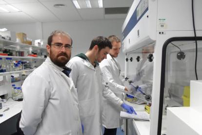 El científico español Asier Unciti en el laboratorio del Institute of Genetics and Cancer de la Universidad de Edimburgo.