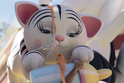 Los artistas falleros prosiguen en la calle el montaje de las mas de 800 fallas esparcidas por la ciudad de valencia que encara su semana grande con la visita de miles de turistas.EFE/ Ana Escobar