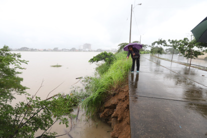 Mucho Lote 2. Los vecinos denuncian un socavón al pie del río, temen que la vereda se rompa y el afluente se desborde hacia el interior de la ciudadela.
