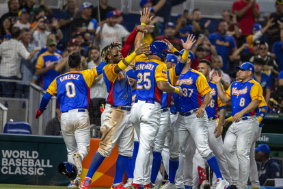Jugadores de la selección venezolana celebran tras vencer a Nicaragua.