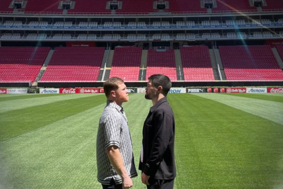 Álvarez y Ryder se vieron este martes 14 de marzo por primera vez, previo al combate, en el escenario de la pelea.