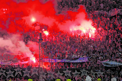 El encendido de bengalas es una práctica entre hinchas que aún los clubes no logran erradicar.