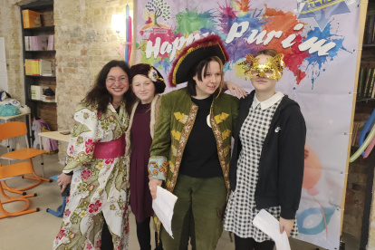 La rabina del m
ovimiento conservador judío Irina Gritsevskaya (izquierda) vestida de geisha, junto a otros participantes en una celebración de la fiesta del Purim en Kiev. EFE/ Marcel Gascón