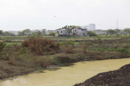 Deterioro. El agua del estero es turbia y desprende malos olores.
