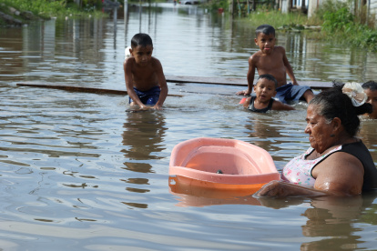 Recomendaciones. Los expertos piden no tener contacto con el agua estancada en las calles por las lluvias.