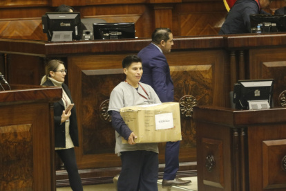 Información. Dos cartones de documentos reservados entregó el pasado 13 de enero el superintendente de Bancos a Viviana Veloz.