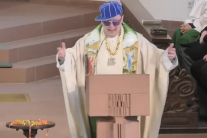 El clérigo alemán Thomas Eschenbacher en el altar