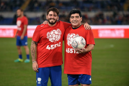 Diego Armando Maradona Jr junto a su padre.