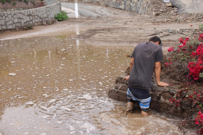 Un residente se lamenta hoy por las afectaciones causadas por el ciclón Yaku, en el distrito de Chaclacayo en Lima (Perú).