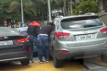 Instante en el que los delincuentes robaron a uno de los conductores que esperaba en la vía.