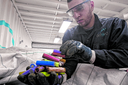 Un operario de la empresa Altero fue registrado al separar baterías recargables en desuso, en Guarne, Colombia.