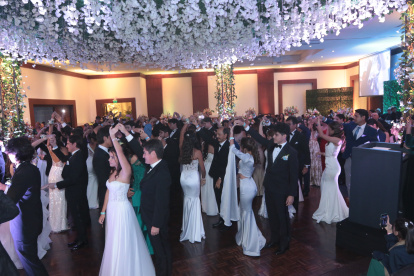 Los alumnos y sus padres durante el vals.