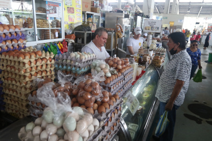 Operativo.- Las autoridades mantienen los controles en los mercados, para evitar el incremento del precio no justificado.