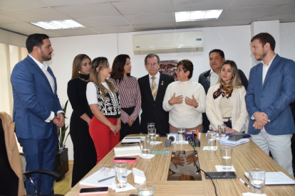 La presidenta y el vicepresidente del CPCCS en funciones intercambiaron palabras con los electos.