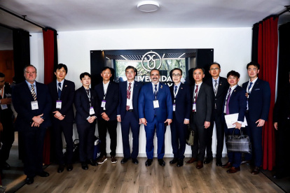 El ministro de Transporte y Obras Públicas, Darío Herrera (c), con los representantes de la empresa coreana.