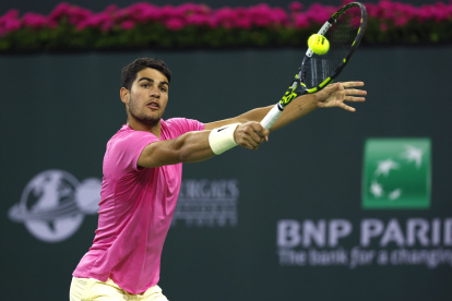 Indian Wells (United States), 14/03/2023.- Carlos Alcaraz of Spain in action against Jack Draper of Great Britain during the BNP Paribas Open tennis tournament at the Indian Wells Tennis Garden in Indian Wells, California, USA, 14 March 2023. (Tenis, Abierto, Gran Bretaña, España, Reino Unido, Estados Unidos) EFE/EPA/JOHN G. MABANGLO