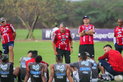 Hernán Darío Gómez, ya de 63 años, en su primera charla técnica con el Junior.