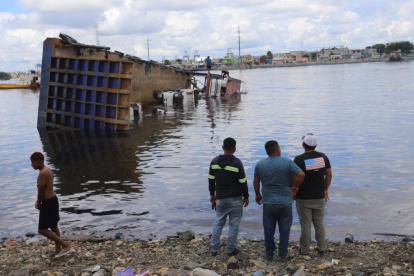 La embarcación iba a zarpar hacia una camaronera en el Golfo de Guayaquil.