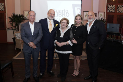 Esposa e hijos de Guido Jalil Trejo en el evento de lanzamiento de la novela “Cuarto Libro”. De izquierda a derecha, Jorge Daniel Jalil Perna, Guido Jalil Perna, Angela Perna de Jalil,
Mariela Jalil Perna, Juan Mario Jalil Perna.