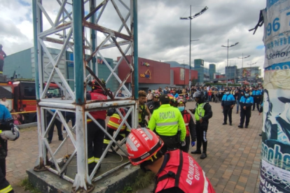 Un agente de tránsito logró persuadir al joven para que no se quitara la vida.