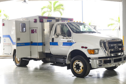 Entrega. El vehículo fue recibido por la alcaldesa saliente Cynthia Viteri.