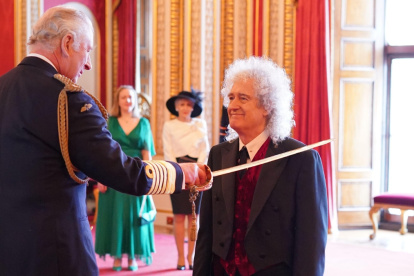 Brian May en instantes en que es reconocido por Carlos III de Inglaterra.