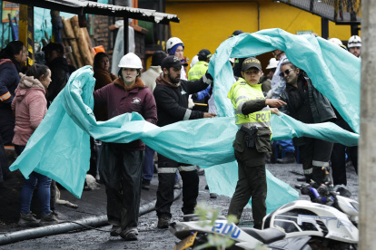 Decenas de personas fueron registradas este miércoles, 15 de marzo, al ayudar en las labores de rescate de una veintena de mineros atrapados en un socavón de carbón