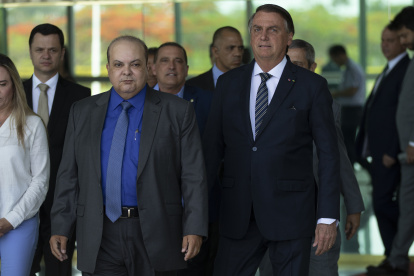 El expresidente de Brasil, Jair Bolsonaro (d), y el gobernador electo de Brasilia, Ibaneis Rocha (i), en una fotografía de archivo. EFE/ Joédson Alves.
