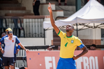 La "Canarihna" de fútbol playa le pegó un baile a Ecuador.