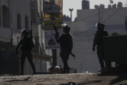 Fotografía de archivo de agentes de policía israelíes durante un enfrentamiento con palestinos en la ciudad de A-Ram, al norte de Jerusalén, el 27 de enero de 2023. EFE/EPA/ATEF SAFADI