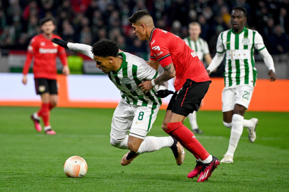 Ryan Mmaee (L) of Ferencvaros is challenged by Piero Hincapie of Bayer Leverkusen for the ball during the soccer Europa League round of 16 second leg soccer match Ferencvaros vs. Bayer Leverkusen in Puskas Ferenc Arena in Budapest, Hungary, 16 March 2023. (Hungría) EFE/EPA/Szilard Koszticsak HUNGARY OUT