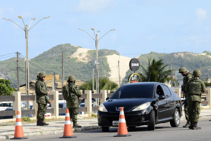 Fotografía de archivo en la que se registró a miembros de las Fuerzas Armadas brasileñas al patrullar las calles del barrio Ponta Negra, en la turística ciudad de Natal (en el estado de Rio Grande do Norte, Brasil). EFE/Ney Douglas