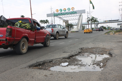 Daño. Huecos así de grandes se han formado a lo largo de la ruta. La ciudadanía asegura que desde el martes pasado empezaron a taparlos, aunque no de la forma más idónea.
