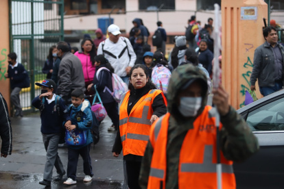 A la entrada y salida, los adolescentes se exponen a varios peligros, desde accidentes viales, venta de drogas ilegales, robos a sus celulares y consumo de licor o tabaco.