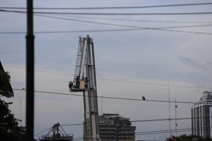 El hombre fue rescatado en una canasta de camión escalera bomberil