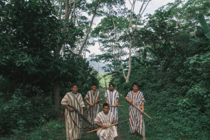 Se llaman a sí mismos guerreros: ovayerii. 

The Ashaninka inhabit the higher sections of the rainforest of Peru and in smaller numbers in Brazil. Their story is a tale of constant struggle in defense of their territory and their way of life. The characters, landscapes and scenes documented tell stories of adversity, courage, wisdom and healing; looking to create a critical and respectful awareness of the knowledge and values that guide the lives of these communities.

This story  highlights the inseparable relationship between oral memory, history, territory, health and indigenous agency. Concepts that support the search for their autonomy and the creation of organizational strategies to address the problems of territory, security, economy, health and education, issues they face on a daily basis. Making visible the deep ties and the broad concept of territory that they have. This inseparable link with their environment makes the Ashaninka women and men tireless activists in the defense of their life models, knowledge, language and memories that are at constant risk from the rampant foreign incursion, drug trafficking, illegal logging and indifferent public policies that affect all forms of life that exist in it.

Musuk Nolte / National Geographic Society