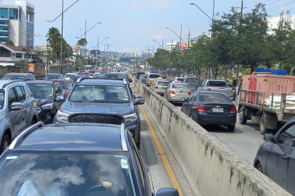 El tráfico se ha vuelto pesado durante casi hora y media en el lugar.
