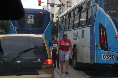 En la calle Rumichaca se observa que los conductores de buses dejan en media calle a los pasajeros donde pueden ocasionar accidentes