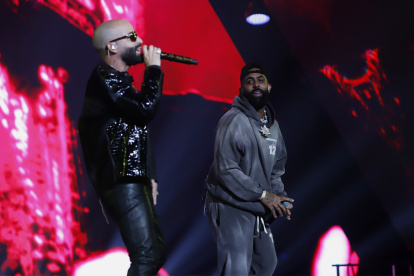 Fotografía de archivo, tomada el pasado 2 de febrero, en la que se registró al reguetonero Eladio Carrion (d), junto a su compatriota Arcángel