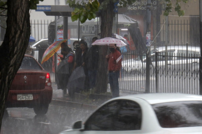 Problemas. Las lluvias han provocado inundaciones y el descenso de la temperatura en la capital.