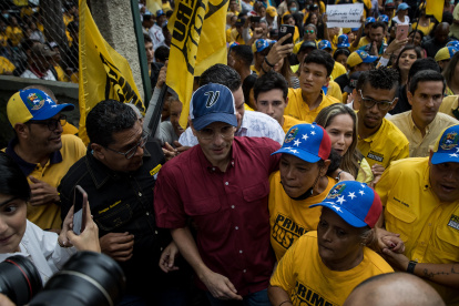 El líder opositor Henrique Capriles, del partido político Primero Justicia, asiste a un mitin el 10 de marzo de 2023 en Caracas (Venezuela). Las elecciones primarias antichavistas, programadas para el próximo 22 de octubre,