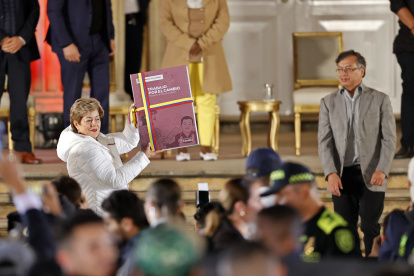 La ministra del Trabajo, Gloria Inés Ramírez Ríos (i), y el presidente de Colombia, Gustavo Petro, participan en un acto simbólico con motivo de la radicación de la ley de la reforma laboral hoy, en Bogotá (Colombia).