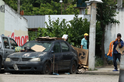 1. Oxidados. Desde hace cinco años este carro está abandonado en la avenida Roberto Serrano, junto a la iglesia Santa María Magdalena.