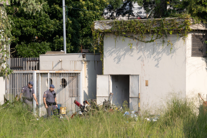Miembros de los bomberos asisten al lugar donde un helicóptero cayó hoy en un barrio de la zona oeste de Sao Paulo (Brasil).
