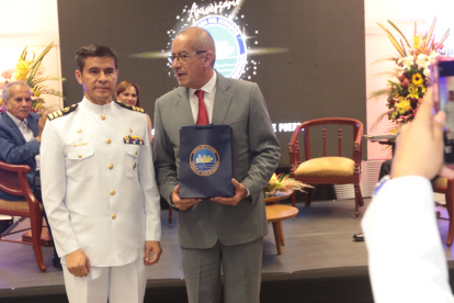 Omar Llerena Capitán de puerto de Guayaquil y Lenin Sánchez, cómo moderador del foro por los 222 años de creación de la capitanía de Puerto de Guayaquil.