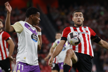 BILBAO, 08/11/2022.- El lateral del Athletic Óscar de Marcos (d) trata de controlar un balón ante Gonzalo Plata, del Valladolid, durante el encuentro de la decimocuarta jornada de la Liga Santander entre el Athletic Club y el Real Valladolid disputado este martes en el estadio de San Mamés, en Bilbao. EFE/Miguel Toña